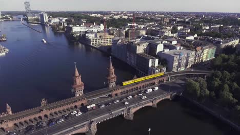 Ein-Filmisches-Drohnenvideo-Einer-U-Bahn,-Die-An-Einem-Sonnigen-Sommertag-Die-Oberbaumbrücke-überquert