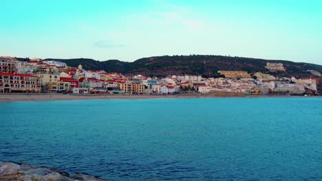 Atemberaubender,-Lebendiger-Blick-Auf-Das-Küstendorf-Sesimbra-Während-Der-Blauen-Stunde,-Portugal