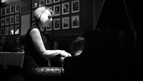 Ein-Weißer,-Ehrgeiziger-Musiker-Spielt-Klavier-In-Einem-Chicagoer-Restaurant,-Andrews-Jazz