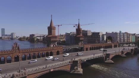 Ein-Sanfter-Drohnenflug-über-Eine-Brücke-In-Berlin