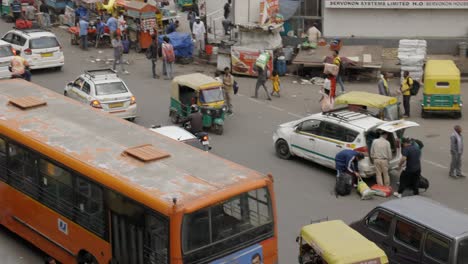 Moto-Pasando-Tráfico-En-Una-Carretera-Muy-Transitada,-Delhi,-India