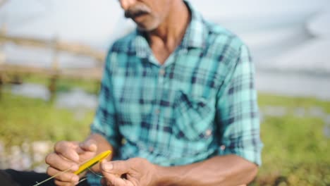 Pescador-Local-En-Fort-Kochi-En-Kerala,-India-Reparando-Redes-De-Pesca---Plano-Medio