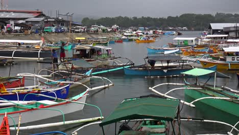 Pequeños-Barcos-Pesqueros-Y-Barcos-De-Reparto-Compiten-Por-El-Espacio-En-El-Puerto-De-Surigao,-Filipinas.