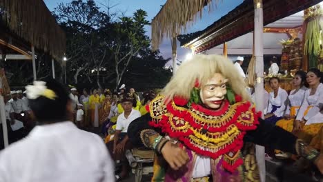 Balinesischer-Hinduismus:-Aufführung-Der-Topeng-Maske-Bei-Der-Nächtlichen-Tempelzeremonie-In-Bali,-Dramafigur,-Die-Sich-Schnell-In-Schamanischem-Trance-Bewegt
