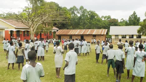 Los-Alumnos-Pasando-El-Rato-En-El-Patio-De-La-Escuela-Cerca-De-Entebbe,-Uganda