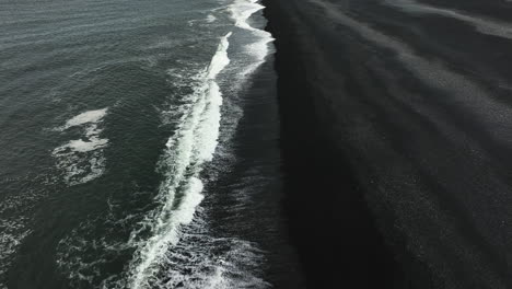 Luftaufnahme-über-Wellen-Am-Schwarzen-Sandstrand-Von-Stokksnes,-Düsterer-Tag-In-Island