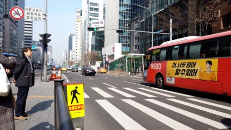 Zeitraffer-Von-Menschen,-Die-Einen-Zebrastreifen-In-Gangnam-Seoul-überqueren