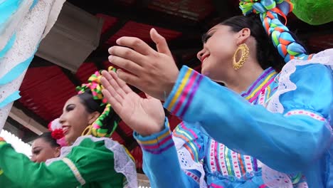 Zeitlupenaufnahme-Des-Finales-Und-Applaus-Eines-Traditionellen-Tanzes-In-Mexiko