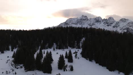 Revelación-Aérea-Ascendente-De-Escarpados-Alpes-Italianos-Nevados-Al-Amanecer,-Tranquilo-Paisaje-Invernal