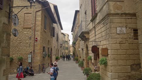 Viajeros-En-Las-Calles-De-Un-Pueblo-Medieval-En-La-Ciudad-De-Pienza-En-Toscana,-Italia