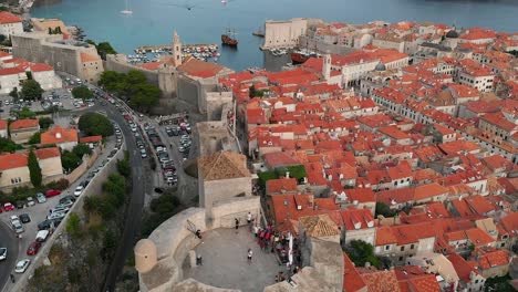 Grúa-Aérea-Descendiendo-Sobre-El-Casco-Antiguo-De-Dubrovnik-Y-La-Torre-Minceta