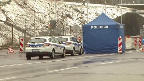 Polizeizelt-Und-Autos-Am-Geschlossenen-Grenzübergang-Zwischen-Slowenien-Und-Österreich
