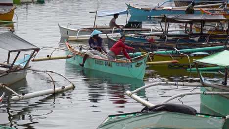 Filipinos-commuting-between-the-islands-of-the-Philippines-and-Surigao-City