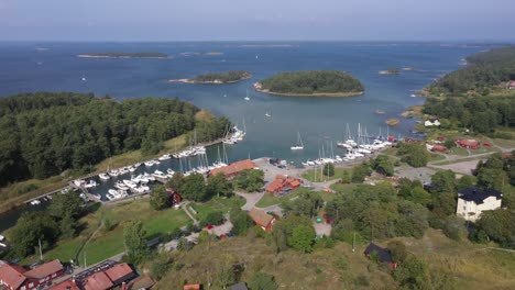 Aerial-footage-panning-away-from-the-town-on-Uto-Island,-a-remote-and-peaceful-island-near-Stockholm,-Sweden