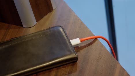 Rotes-USB-Ladekabel-Nach-Dem-Laden-Vom-Mobiltelefon-Entfernt,-Nahaufnahme