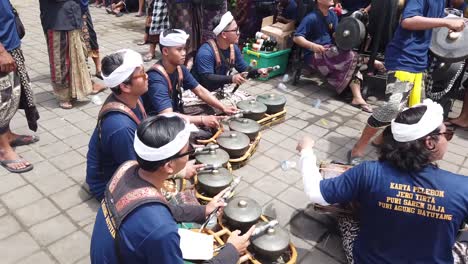 Los-Reproductores-De-Música-Gamelan-Baleganjur-Actúan-En-La-Ceremonia-Del-Templo-De-Bali,-Indonesia