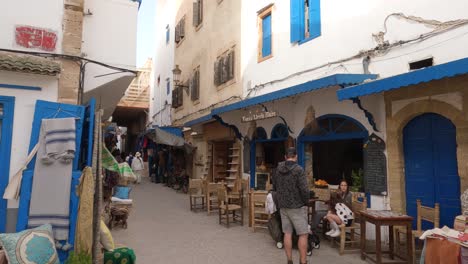 Las-Encantadoras-Calles-Estrechas-Blancas-Y-Azules-De-La-Medina-De-Essaouira,-Marruecos
