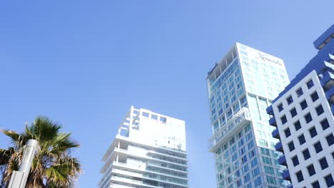 Movimiento-De-Tráfico-Calle-Retsif-Herbert-Samuel,-Tel-Aviv-yafo,-Con-Un-Enorme-Rascacielos-Al-Fondo