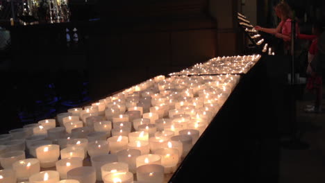 Brennende-Kerzen-Im-Inneren-Der-Kathedrale-Notre-Dame,-Großherzogtum-Luxemburg
