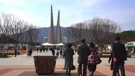 Familie-Betritt-Die-Unabhängigkeitshalle-Des-Korea-Parks