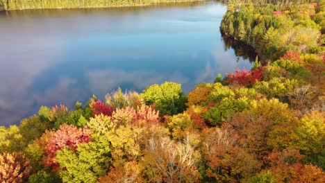 See-Und-Fichten--Und-Ahornwald-Im-Herbst,-Ländliches-Montreal,-Quebec,-Kanada
