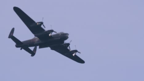 Bombardero-Avro-Lancaster-Volando-A-Cámara-Lenta-Durante-El-Día,-Cielo-Azul