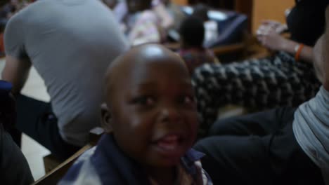 In-Diesem-Herzerwärmenden-Filmmaterial-Sieht-Man-Kinder-Mit-Behinderungen-In-Mongu,-Sambia,-Wie-Sie-Spielen,-Sich-Umarmen-Und-Freudig-Miteinander-Und-Vor-Der-Kamera-Interagieren