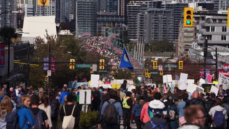 Eine-Totale,-Vorbei-An-Horden-Von-Demonstranten-In-Richtung-Der-Cambie-Bridge-In-Vancouver,-BC