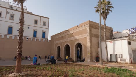 Iconic-entrance-bab-tres-portes-to-medina,-wide-shot
