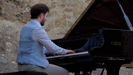 Slow-panning-shot-of-a-pianist-performing-in-a-suit-on-the-streets-of-Montpellier
