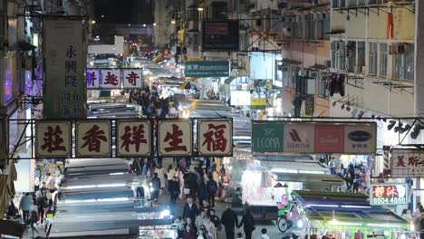 Gente-Deambulando-Por-El-Mercado-Callejero-De-Fa-Yuen-En-Mong-Kok,-Hong-Kong-Por-La-Noche---Toma-De-ángulo-Alto