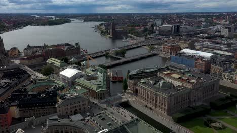 Aerial-footage-of-Gamla-Stan-and-the-Stockholm-Palace-in-Stockholm,-Sweden