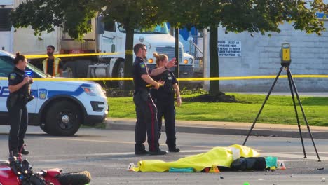 Polizisten-Am-Unfallort-Eines-Tödlichen-Motorradunfalls-In-Brampton,-Kanada