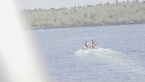 Ein-Boot-Mit-Menschen-Oder-Touristen-Fährt-Auf-Eine-Insel-Der-Galapagos-Inseln-Zu
