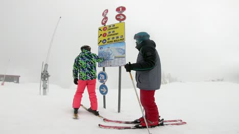 Dos-Esquiadores-Comprobando-El-Recorrido-De-Las-Pistas-De-Jasna.
