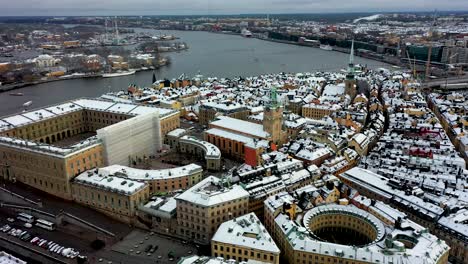 Drone-footage-overlooking-Gamla-Stan,-the-Old-Town-of-Sweden