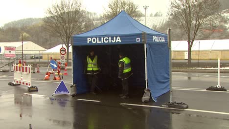 Zwei-Slowenische-Polizisten-Warten-Am-Grenzübergang-In-Zeiten-Des-Coronavirus-Ausbruchs-Auf-Den-Nächsten-Passagier