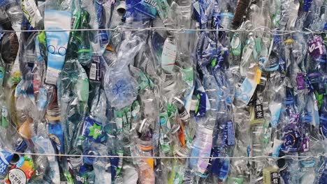 Abfallrecyclinganlage-Mit-Plastikwasserflaschen-Zur-Unterstützung-Des-Klimawandels-Und-Der-Umweltnotlage,-Hongkong