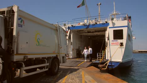 Camión-De-Carga-Desembarca-En-Un-Ferry-En-La-Isla-De-Capri,-Italia