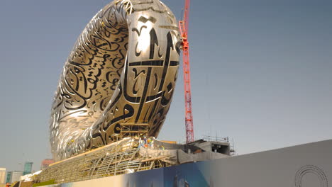 Tageszeit-Blick-Auf-Das-Land-Im-Museum-Der-Zukunft,-Das-Im-September-2020-In-Dubai,-Vereinigte-Arabische-Emirate,-Kurz-Vor-Der-Fertigstellung-Gebaut-Wird