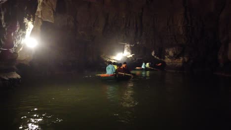 Turistas-En-Cueva-En-Botes-De-Remos-Ninh-Binh