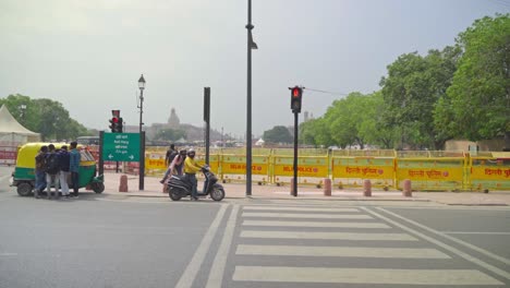 Barricadas-De-La-Policía-De-Delhi-En-Las-Afueras-De-Rajpath,-Kingsway,-Entrada-Al-Camino-Kartavya-Antes-De-La-Sesión,-Delhi