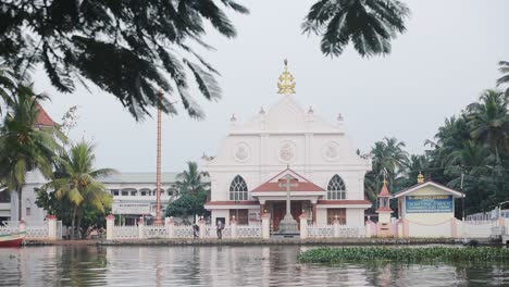 Blick-Auf-Den-Flussufer-Der-Traditionellen-Alleppey-Kirche,-Backwaters-Von-Kerala,-Indien