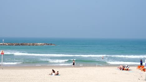 La-Gente-Disfruta-De-Playas-Tropicales-Con-Mar-Azul-Profundo-Y-Vistas-Al-Cielo