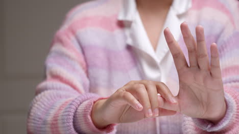 Die-Hand-Der-Frau-Hat-Ein-Bürosyndrom-Und-Entspannungsarthritis-Mit-Selbstmassage,-Die-Die-Fingerreflexzonenmassage-Ausdehnt