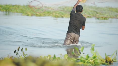Hombre-Local-Pescando-Con-Redes-Tradicionales-Chinas,-Fort-Kochi,-India
