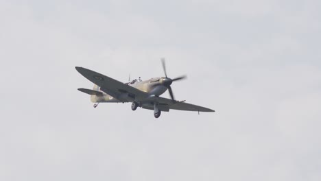 Zoomaufnahme-Der-Originalen-Spitfire-Aus-Dem-Zweiten-Weltkrieg-Während-Des-Fluges-In-Zeitlupe
