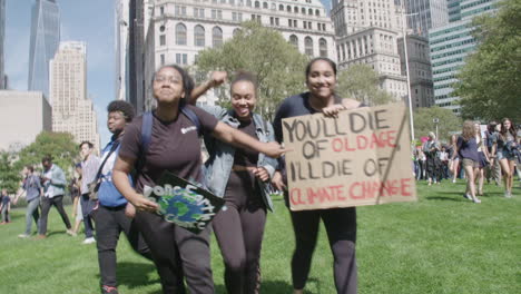Jóvenes-Activistas-Corriendo-Hacia-El-Escenario-Durante-La-Protesta-Climática.