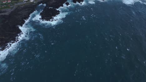Drone-Inclinado-Disparado-Sobre-El-Mar-Agitado-En-La-Isla-Fajã-Grande-Azores