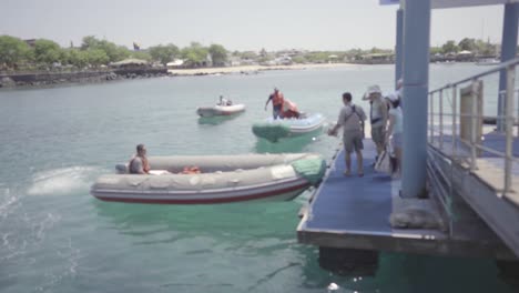 Dos-Barcos-Están-Cerca-Y-Se-Acercan-A-Un-Puerto-De-Las-Islas-Galápagos-Para-Recoger-Turistas.